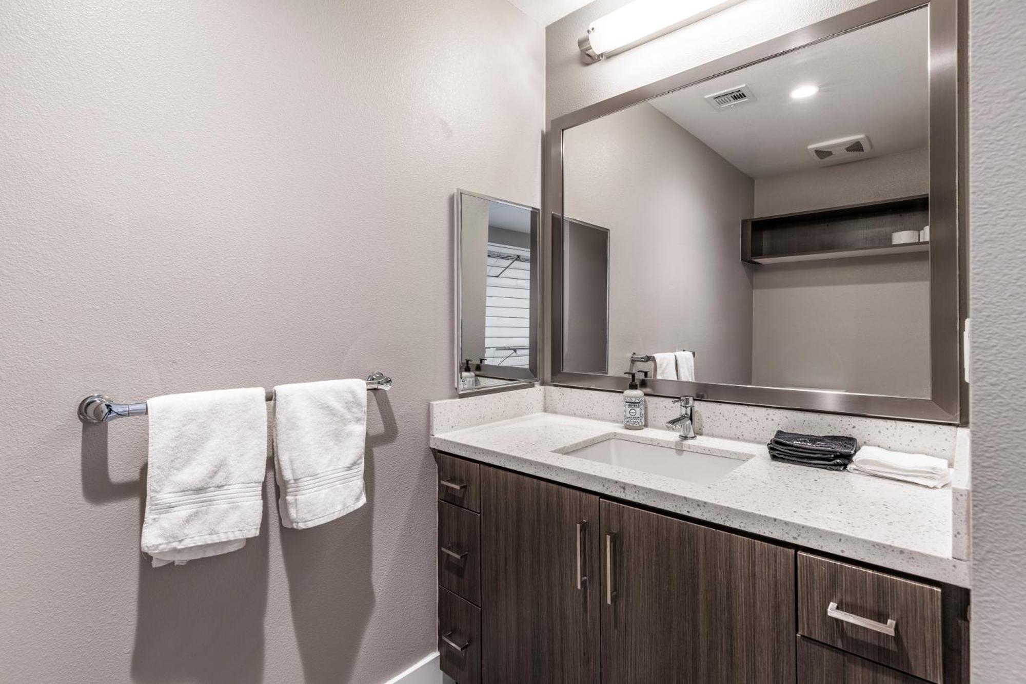 Apartamento 2br New Construction Modern Luxury Views, Pool & Patio