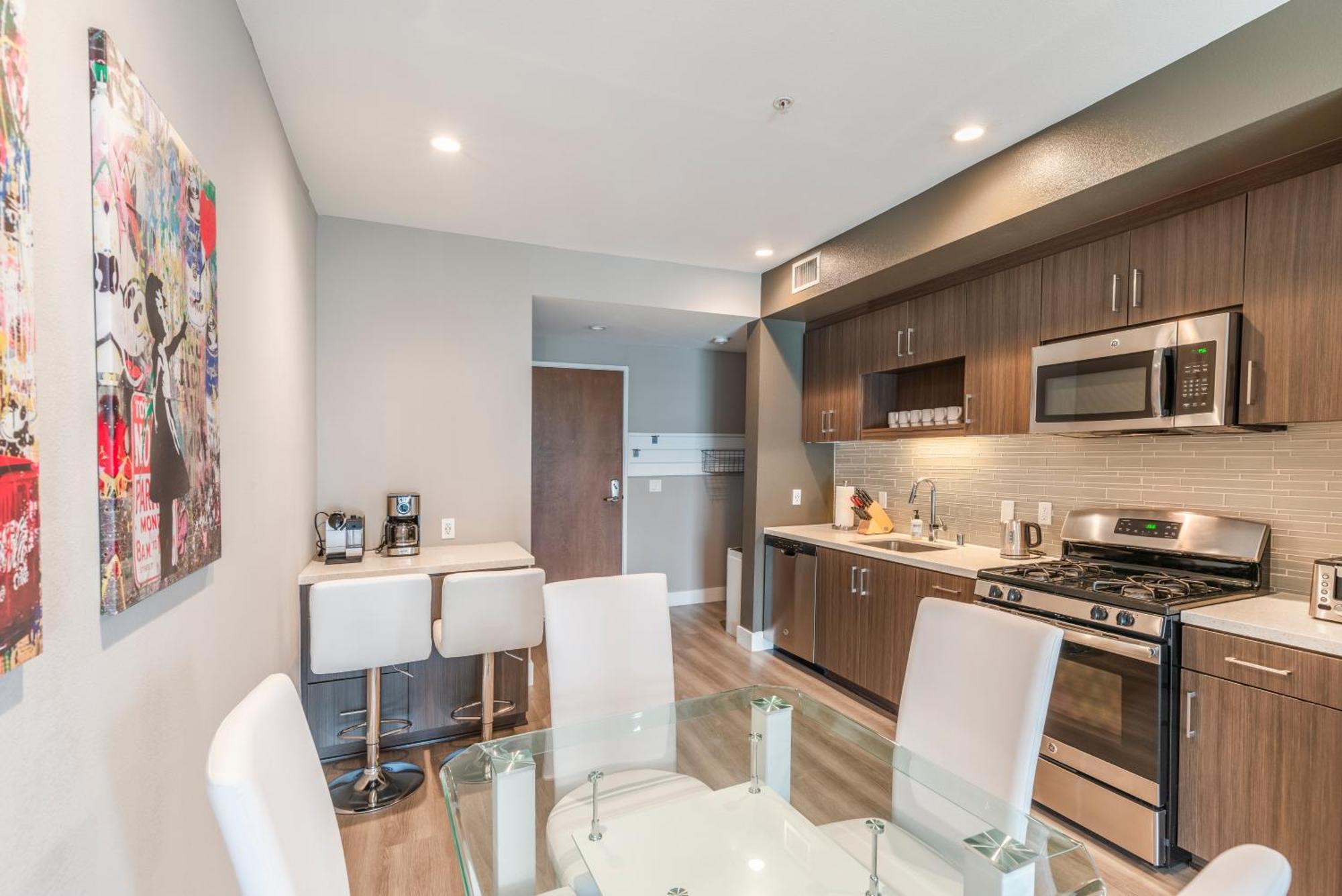 2br New Construction Modern Luxury Views, Pool & Patio